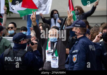 Varsovie, Pologne. 15 mai 2021. Un homme fait signe une victoire lors d'une manifestation devant l'ambassade d'Israël. Quelques dizaines de personnes se sont rassemblées devant l'ambassade d'Israël à Varsovie, appelant à la liberté de la Palestine et en réponse à des jours de violents affrontements entre les forces de sécurité israéliennes et les Palestiniens. Crédit: Aleksander Kalka/ZUMA Wire/Alay Live News Banque D'Images