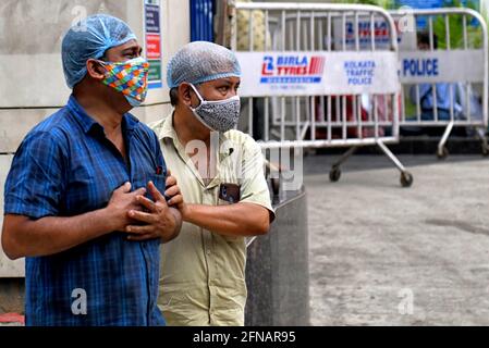 Kolkata, Inde. 13 mai 2021. Des membres de la famille d'une victime de l'ordre de 19 ont été victimes de deuil à l'extérieur du Collège médical de Kolkata.l'Inde a enregistré 307, 423 nouveaux cas de Covid-19 et 4,010 décès au cours des 24 dernières heures, principalement en raison de la mauvaise infrastructure sanitaire du pays. Crédit : Avishek Das/SOPA Images/ZUMA Wire/Alay Live News Banque D'Images