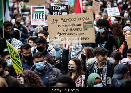 Londres, Royaume-Uni. 15 mai 2021. Les gens détiennent des cartes de placement lors de la manifestation contre la violence de l'État en solidarité avec la Palestine le 15 mai 2021 à Londres, en Grande-Bretagne. Les tensions à Jérusalem ont entraîné des frappes aériennes transfrontalières entre Israël et des militants à Gaza, tuant au moins 119 Palestiniens et 8 Israéliens crédit: May James/ZUMA Wire/Alamy Live News Banque D'Images