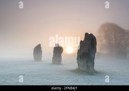 Paysage de pierres sur pied néolithique dans la campagne anglaise, Avebury Banque D'Images