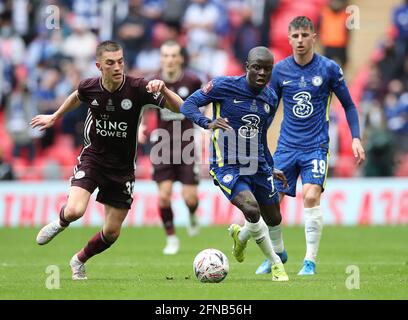 Londres, Grande-Bretagne. 15 mai 2021. N'Golo Kante (C) de Chelsea s'éloigne de Luke Thomas (L) de Leicester City lors du match de finale de la coupe FA entre Chelsea et Leicester City au stade Wembley à Londres, en Grande-Bretagne, le 15 mai 2021. Credit: Matthew Impey/Xinhua/Alamy Live News Banque D'Images