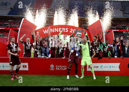 Londres, Grande-Bretagne. 15 mai 2021. Wes Morgan (devant C) et Kasper Schemeichel (devant R) de Leicester City détiennent le trophée pour fêter la finale de la coupe FA entre Chelsea et Leicester City au stade Wembley à Londres, en Grande-Bretagne, le 15 mai 2021. Credit: Matthew Impey/Xinhua/Alamy Live News Banque D'Images