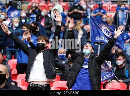 Londres, Grande-Bretagne. 15 mai 2021. Les supporters de Chelsea applaudissent pour l'équipe lors du match de finale de la coupe FA entre Chelsea et Leicester City au stade Wembley à Londres, en Grande-Bretagne, le 15 mai 2021. Credit: Matthew Impey/Xinhua/Alamy Live News Banque D'Images
