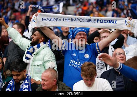 Londres, Grande-Bretagne. 15 mai 2021. Les fans de Leicester City fêtent après le match final de la FA Cup entre Chelsea et Leicester City au stade Wembley à Londres, en Grande-Bretagne, le 15 mai 2021. Credit: Matthew Impey/Xinhua/Alamy Live News Banque D'Images