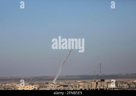 Rafah. 15 mai 2021. La photo prise le 15 mai 2021 montre que des roquettes ont été lancées vers Israël depuis la ville de Rafah, dans le sud de la bande de Gaza. Des groupes militants à Gaza ont continué à tirer des roquettes ciblant des villes du nord, du centre et du sud d'Israël. Un porte-parole de l'armée israélienne a déclaré que plus de 200 roquettes avaient été tirées de Gaza en Israël au cours des 12 dernières heures. Credit: Khaled Omar/Xinhua/Alamy Live News Banque D'Images