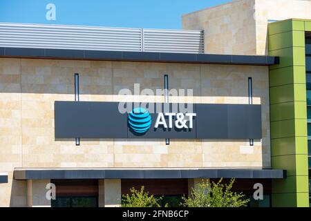 Logo et signalisation ATT sur la façade du magasin ATT. - San Jose, Californie, États-Unis - 2021 Banque D'Images