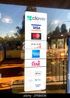 Clover Network, MasterCard, VISA, American Express, Discover, Star, Apple Pay, Google Pay, Samsung Pay options de paiement sans contact annoncées sur une res Banque D'Images