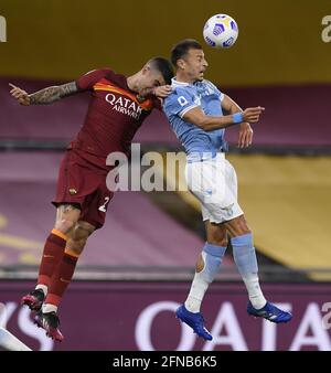 (210516) -- ROME, le 16 mai 2021 (Xinhua) -- Stefan Radu (R) du Latium vie avec Gianluca Mancini de Roma lors d'un match de football entre Roma et Latium à Rome, Italie, le 15 mai 2021. (Photo d'Alberto Lingria/Xinhua) Banque D'Images