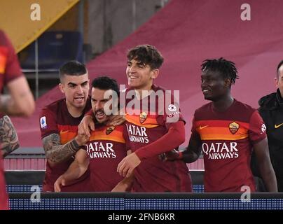 (210516) -- ROME, 16 mai 2021 (Xinhua) -- Pedro (2e L) célèbre son but avec ses coéquipiers lors d'un match de football entre Roma et Latium à Rome, Italie, le 15 mai 2021. (Photo d'Alberto Lingria/Xinhua) Banque D'Images