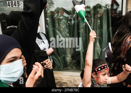 Une jeune fille agite un drapeau palestinien, lors d'un grand rassemblement libre de Palestine au Musée arabe américain. Des centaines d'habitants de Detroit et de Dearborn Michigan sont descendus dans les rues en mars pour protester contre l'expulsion forcée de Palestiniens de Sheikh Jarrah à Jérusalem-est et les frappes aériennes en cours sur Gaza par Israël qui ont tué 145 Palestiniens, dont 41 enfants. Les manifestants ont défilé à travers Dearborn depuis le Musée arabe américain, ont tenu des drapeaux palestiniens et ont porté des kafias traditionnels. (Photo de Matthew Hatcher / SOPA Images / Sipa USA) Banque D'Images