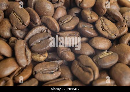 Macro-photographie de grains de café torréfiés en vrac Banque D'Images