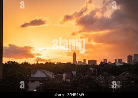 Houston, Texas, États-Unis. 15 mai 2021. Coucher de soleil à Houston. Le soleil se couche à Houston, Texas illuminant la Williams Tower, l'un des plus hauts bâtiments de Houston. Credit: Sidney Bruere/Alay Live News Banque D'Images