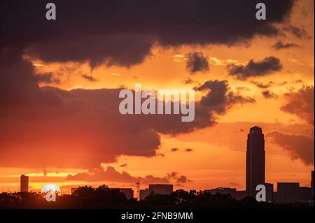 Houston, Texas, États-Unis. 15 mai 2021. Coucher de soleil à Houston. Le soleil se couche à Houston, Texas illuminant la Williams Tower, l'un des plus hauts bâtiments de Houston. Credit: Sidney Bruere/Alay Live News Banque D'Images