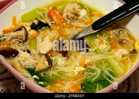 Soupe de vermicelles de riz (Bouillion Mee-foon) Banque D'Images