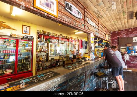 Comptoir de bar de l'emblématique Blue Heeler Hotel avec ses écrits sur les murs et le plafond, Kynuna, Queensland, QLD, Australie. Banque D'Images