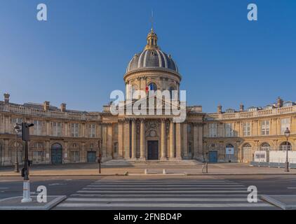 Paris, France - 05 02 2021 : vue de l'Institut de France du Pont des Arts Banque D'Images