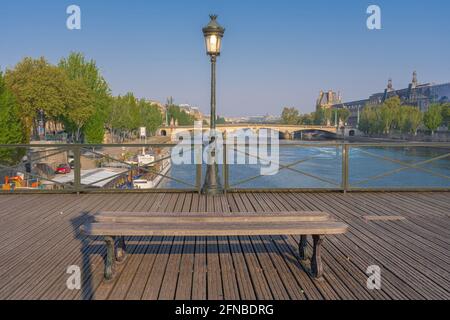 Gennevilliers, France - 05 13 2021 : vue sur la Seine au lever du soleil depuis le pont des Arts Banque D'Images