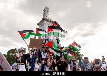 Washington, DC, États-Unis. 15 mai 2021. Photo : des manifestants branle les drapeaux palestiniens sur le mémorial de la paix au Capitole des États-Unis pendant la Marche pour la Palestine, à l'occasion du 73e anniversaire de la Nakba, la prise de Palestine par Israël en 1948. Cette date revêt une plus grande importance cette année en raison de l'invasion de la mosquée Al Aqua par Israël à Jérusalem et des frappes aériennes à Gaza. Crédit : Allison Bailey/Alamy Live News Banque D'Images