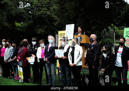 San Mateo, États-Unis. 15 mai 2021. Les participants affichent des signes lors d'un rassemblement contre le racisme et les crimes haineux à San Mateo, Californie, États-Unis, le 15 mai 2021. Quelques centaines de personnes, y compris des représentants du gouvernement et des résidents locaux de plusieurs villes de San Mateo, ont participé au rassemblement samedi, demandant à toutes les villes et communautés de s'unir et de mettre fin au racisme et aux crimes haineux. Crédit : Wu Xiaoling/Xinhua/Alay Live News Banque D'Images