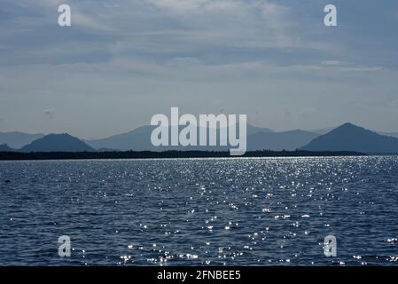 Ciel propre et vagues de l'océan à midi de Koh Phra Thong, Thaïlande Banque D'Images