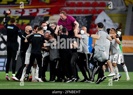 IZMIR, TURQUIE - 15 MAI : Besiktas célébrant le championnat pendant le match turc Super LIG entre Goztepe et Besiktas à Goztepe Gursel Aksel Stad Banque D'Images