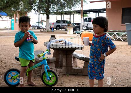 Laredo, États-Unis. 15 mai 2021. Les enfants jouent au refuge.le service communautaire de Holding fournit un abri, de la nourriture et des tests Covid 19 à l'arrivée des familles migrantes au centre. Selon des estimations non officielles, environ 200,000 000 migrants ont traversé les États-Unis le long de la frontière sud depuis février 2021. (Photo de J Lamparski/SOPA Images/Sipa USA) crédit: SIPA USA/Alay Live News Banque D'Images