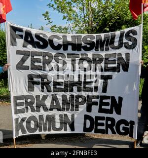 Braunschweig, Allemagne, 15 mai 2021, manifestation Congrès du parti AFD: Les manifestants tiennent une plaque avec l'inscription allemande: Détruire le fascisme, figue Banque D'Images