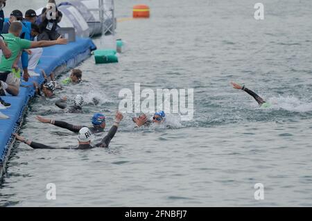 Budapest, Hongrie. 15 mai 2021. Les nageurs participent à l'épreuve d'équipe de 5 km de l'équipe de natation en eau libre lors des championnats d'athlétisme européens LEN à Budapest, Hongrie, le 15 mai 2021. Credit: Attila Volgyi/Xinhua/Alay Live News Banque D'Images