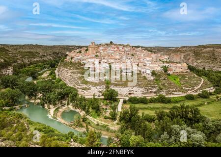 Vue panoramique sur le petit village de Jorquera dans un méandre de la rivière Jucar, province d'Albacete, Espagne Banque D'Images