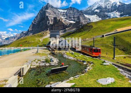 Train de voyageurs rouge à crémaillère dans la petite gare de montagne. Petite gare sur les rives du lac Fallbodensee, Jungfraujoch, Oberland bernois, Banque D'Images