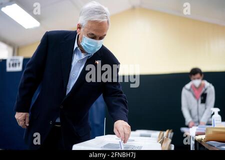 (210516) -- SANTIAGO, le 16 mai 2021 (Xinhua) -- le président chilien Sebastian Pinera lance son bulletin de vote dans un centre de vote de l'est de Santiago, au Chili, le 15 mai 2021. Le Chili a entamé samedi des élections historiques, au cours desquelles, pour la première fois, une convention constitutionnelle de 155 membres sera élue pour rédiger la nouvelle constitution du pays. Les 14.9 millions d'électeurs chiliens choisiront également des maires, des conseillers et d'autres responsables lors des élections. (Bureau présidentiel chilien/document via Xinhua) Banque D'Images