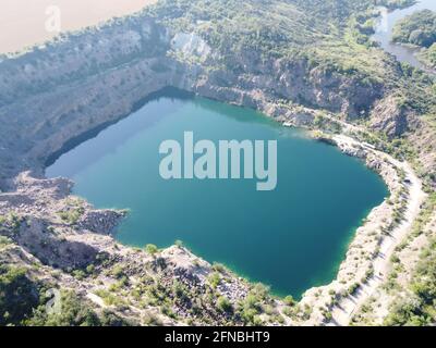 Lac Black ou Radon dans la région de Nikolaev en Ukraine d'un point de vue d'oiseau. Carrière de granit inondée, vue aérienne, paysage. Banque D'Images