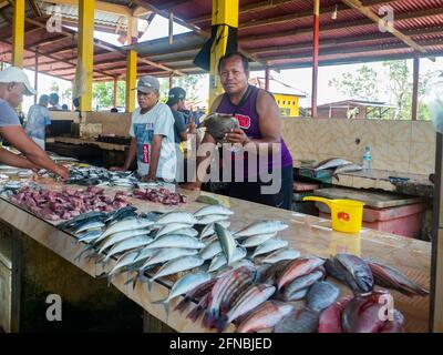 Kaimana, Papouasie occidentale, péninsule de Bird's Head, Indonésie - février 2018 : marché aux poissons en Asie dans une petite ville située entre la forêt tropicale sur les rives d'Arg Banque D'Images