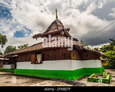 Ambon Island, Indonésie, février 2018 : la vieille mosquée de Wapauwe est une mosquée historique dans le village de Kaitetu. Fondée en 1414, elle est la plus ancienne mosquée du Mo Banque D'Images