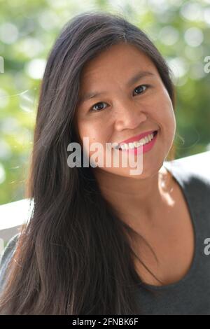 Jeune femme philippine asiatique aux cheveux longs posant à Palavas les Flots, près de Carnon Plage et Montpellier, Occitanie, Sud de la France, Sud de la France Banque D'Images
