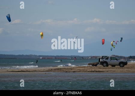 Kite surfeurs naviguant à Gruissan, près de Palavas les Flots, Carnon plage et Montpellier, sud de la France Banque D'Images