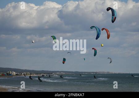 Kite surfeurs naviguant à Gruissan, près de Palavas les Flots, Carnon plage et Montpellier, sud de la France Banque D'Images