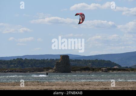 Kite surfeur naviguant à Gruissan, près de Palavas les Flots, Carnon plage et Montpellier, Sud de la France Banque D'Images