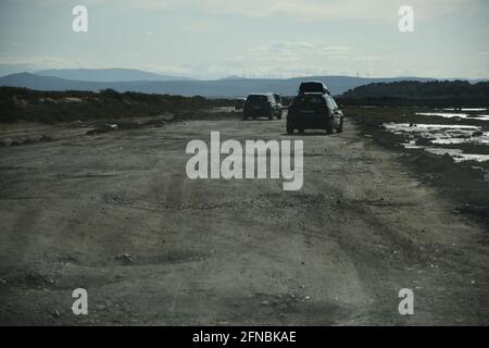 Voiture sur une route de plage de sable à Gruissan, près de Palavas les Flots, Carnon plage et Montpellier, Sud de la France Banque D'Images