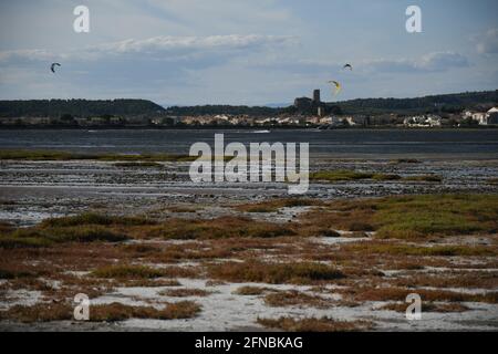 Les surfeurs de cerf-volant voguent des ailes au loin à Gruissan, près de Palavas les Flots, Carnon plage et Montpellier, sud de la France Banque D'Images