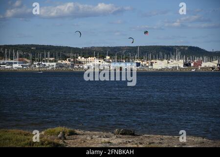 Bateaux amarrés dans une marina en face d'un lac salé à Gruissan, près de Palavas les Flots, Carnon plage et Montpellier, Sud de la France Banque D'Images