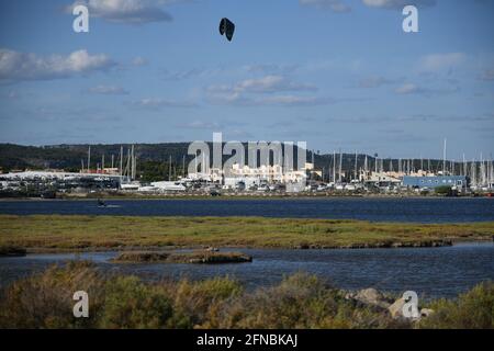 Bateaux amarrés dans une marina en face d'un lac salé à Gruissan, près de Palavas les Flots, Carnon plage et Montpellier, Sud de la France Banque D'Images