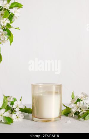 bougie parfumée avec fleurs de cerisier sur la table Banque D'Images