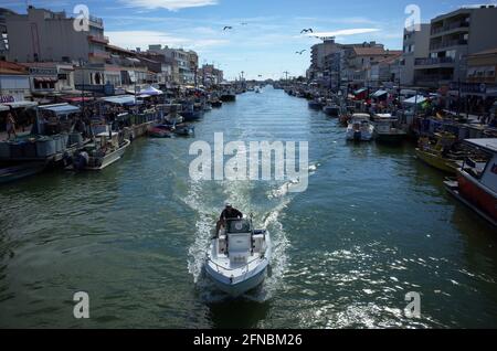 Bateaux sur le canal et le port à Palavas les Flots, Carnon Plage, Montpellier, Occitanie, Sud de la France Banque D'Images