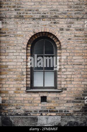 Photo d'un vieux mur de briques en pierre et d'une fenêtre Banque D'Images