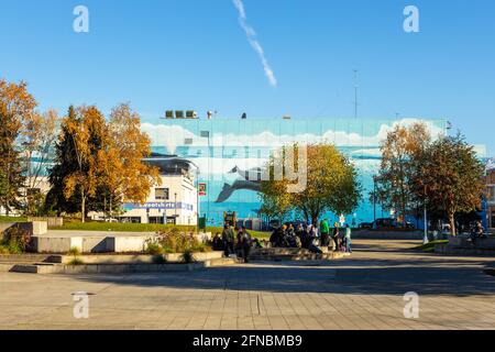 Anchorage, Alaska, États-Unis - 30 septembre 2020 : vue sur le parc Town Square. Salle de concert en arrière-plan. Centre-ville. Banque D'Images