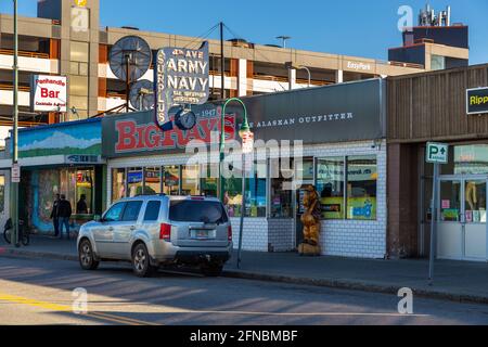 Anchorage, Alaska, États-Unis - 30 septembre 2020 : bâtiments le long de main 4th Avenue, Anchorage Downtown. Banque D'Images