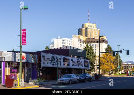 Anchorage, Alaska, États-Unis - 30 septembre 2020 : bâtiments le long de main 4th Avenue, Anchorage Downtown. Banque D'Images