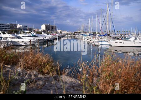 Bateaux sur le canal et le port à Palavas les Flots, Carnon Plage, Montpellier, Occitanie, Sud de la France Banque D'Images