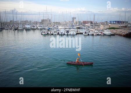 Bateaux sur le canal et le port à Palavas les Flots, Carnon Plage, Montpellier, Occitanie, Sud de la France Banque D'Images